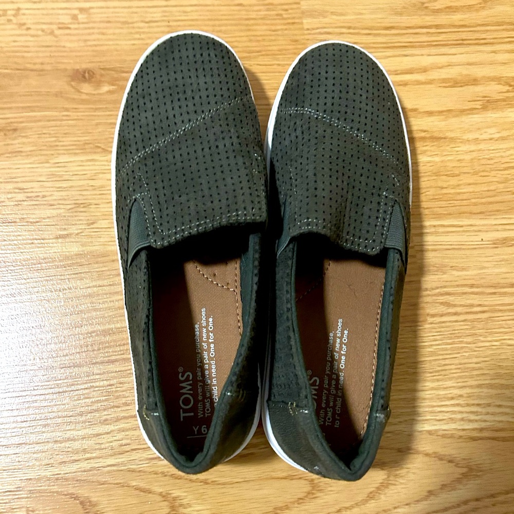 New Toms Youth Shoes Size 6